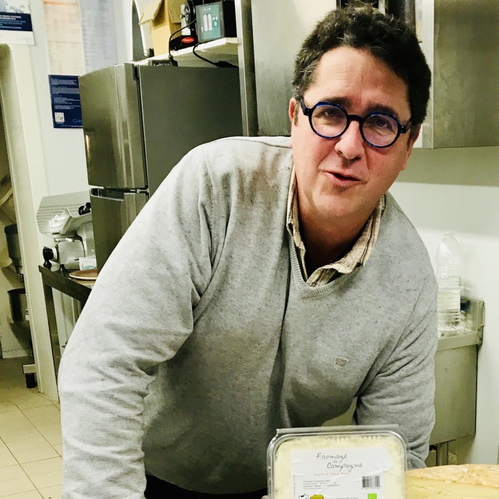 Philippe Basse livre ses fromages à Lou Cantoun